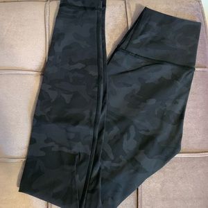 Lululemon Wunder Under Size 4 - incognito camo